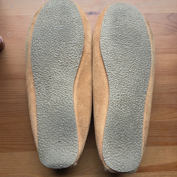 Minnetonka Women’s Sz 10 Moccasin Slippers Tan Suede Faux Fur Lined Indoor Shoe - Picture 2 of 4
